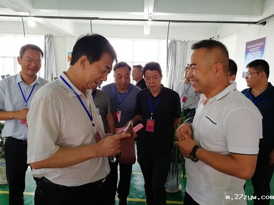 华州政协调研组走进新民社区皮革工厂实地视(14870)-20200717084615.jpg