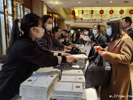 图1：委员们相继领取会议材料 记者 刘楠(1110294)-20240220090446.jpg