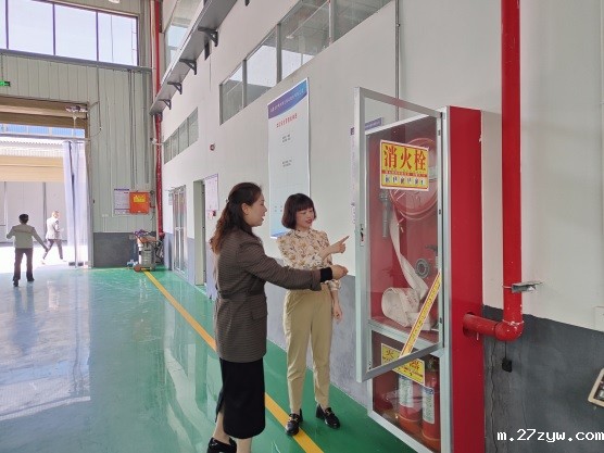 图1：王金兰在检查消防设施_受访者供图(1257129)-20240730093704.jpg