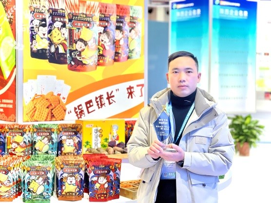 _图1：何永志介绍相关产品_受访者供图(1298895)-20240918085915.jpg