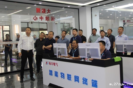 3委员们了解远大电气无人巡检机器人的产品(1304130)-20240923090002.jpg