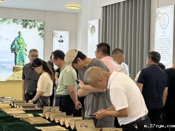 10委员们在三原县正谊书院欣赏院内珍藏的(1304302)-20240923090105.jpg